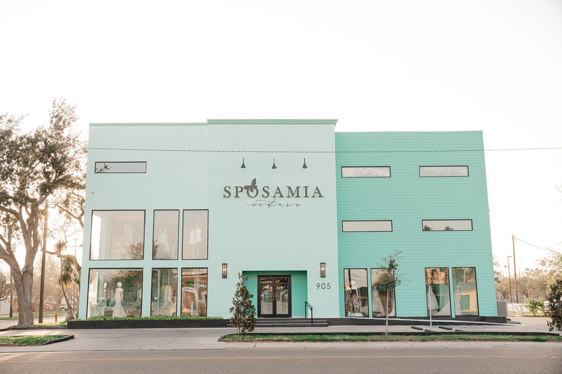A building with a lot of windows and a sign that says ' sposamia ' on it