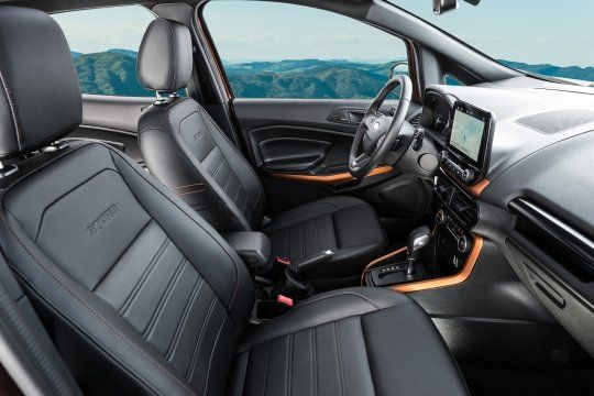 O interior de um ford ecosport com bancos de couro preto