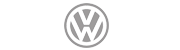 Um close de um logotipo da Volkswagen em um fundo branco.
