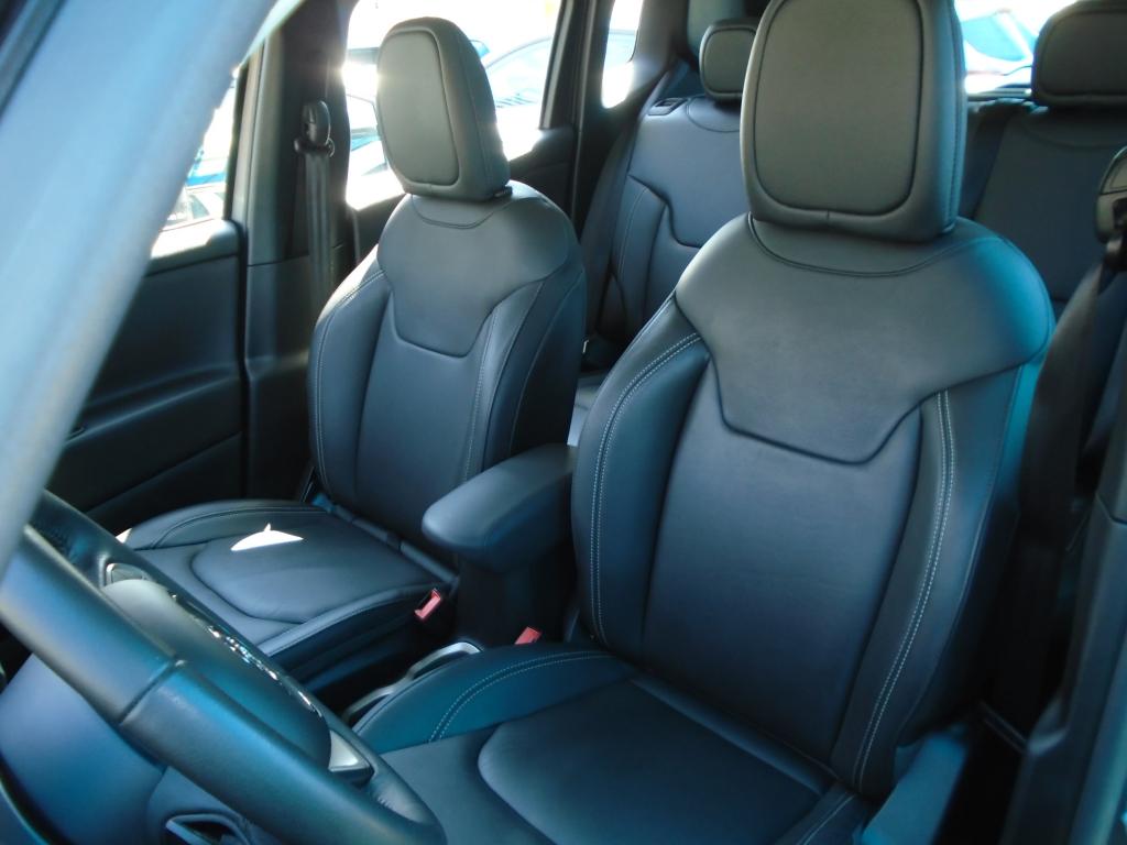 O interior de um jipe renegade com bancos de couro preto