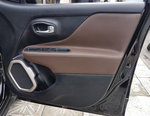 Um close de uma porta de carro com a porta aberta.