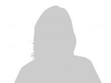 Die Silhouette einer Frau ohne Gesicht auf weißem Hintergrund.