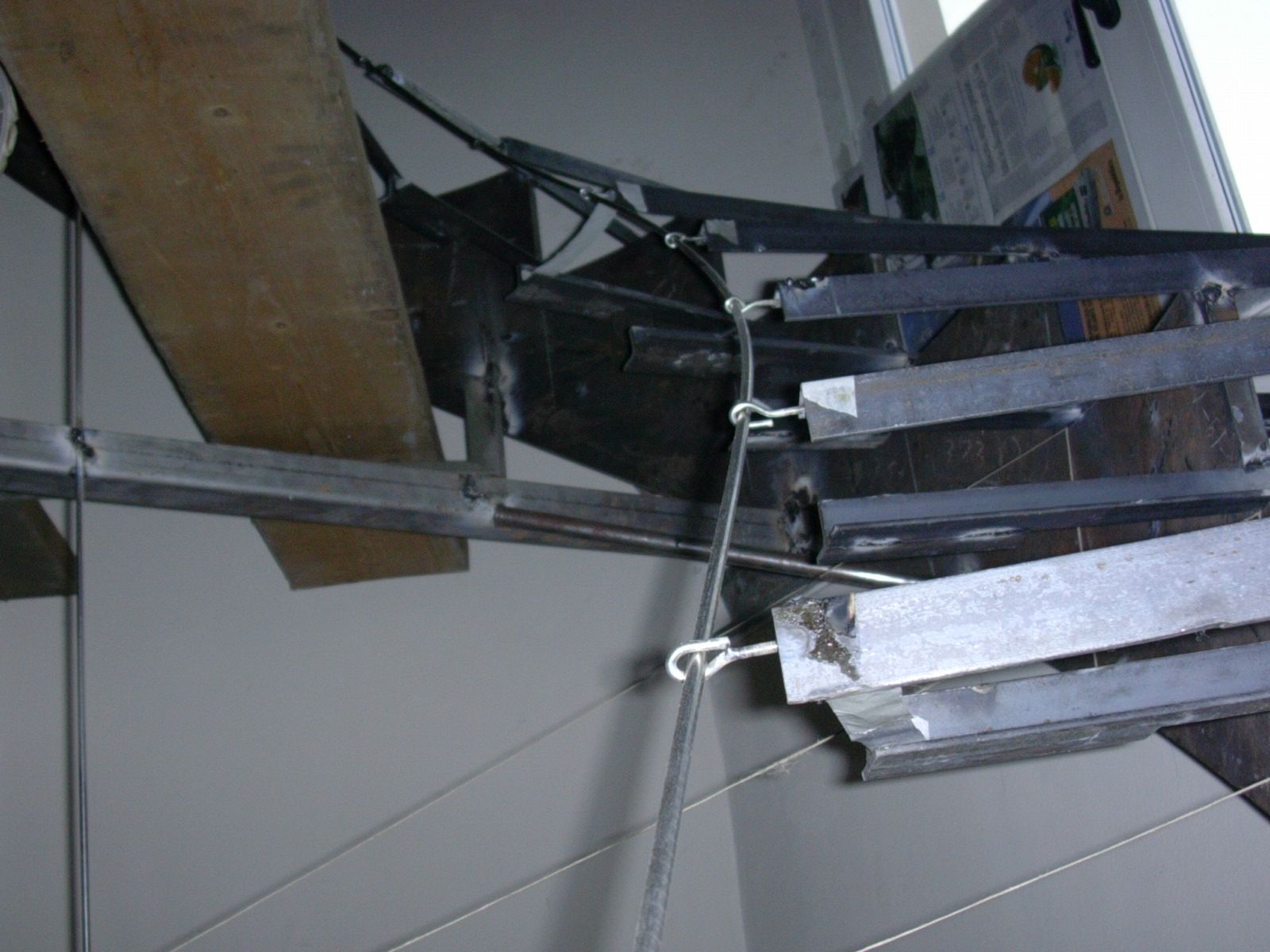 Un primo piano di una scala metallica con ringhiera in legno