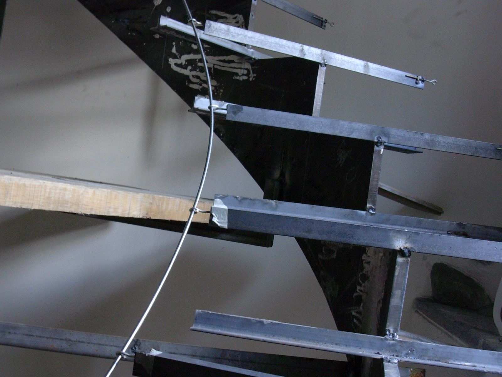 Un primo piano di una scala metallica con un filo appeso ad essa