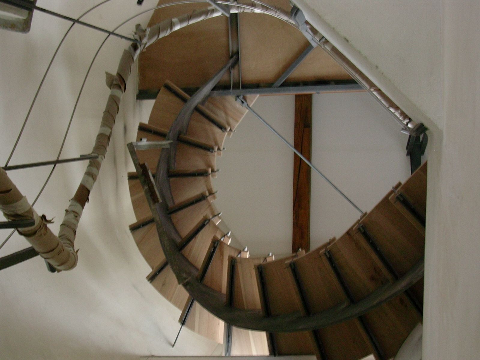Guardando in alto verso una scala a chiocciola in un edificio