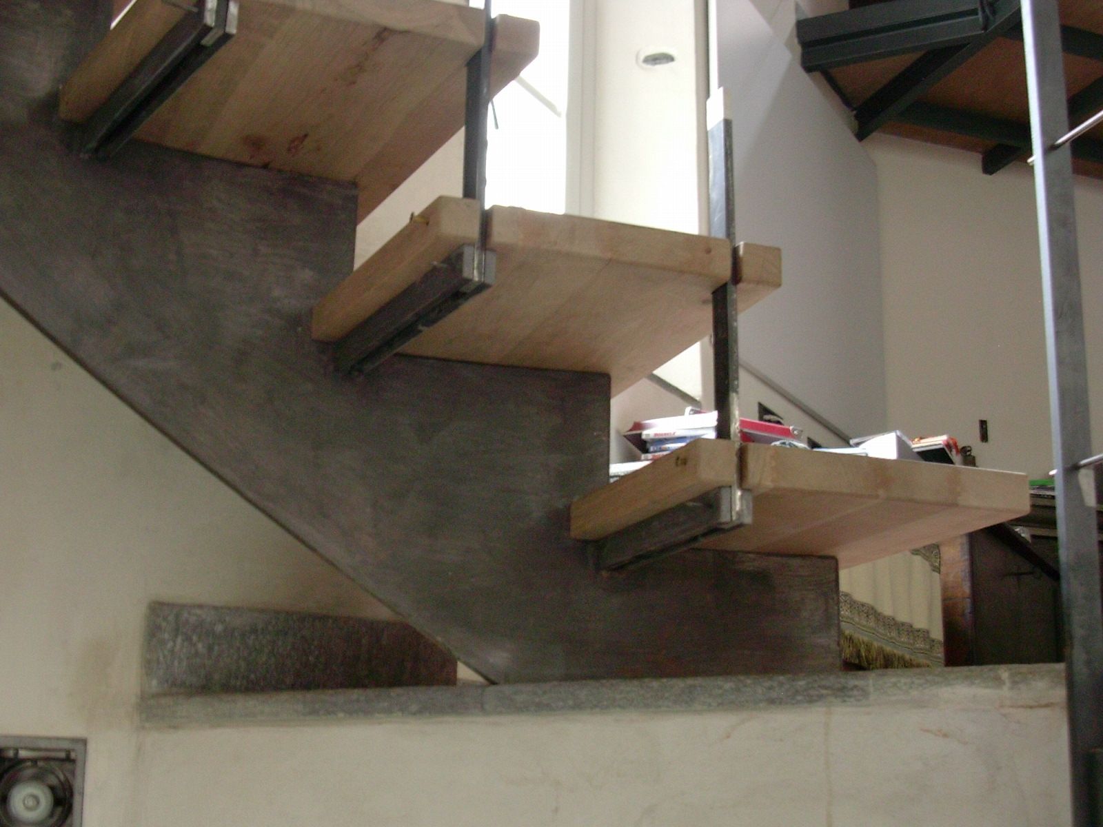 Una scala con gradini in legno e ringhiera in metallo