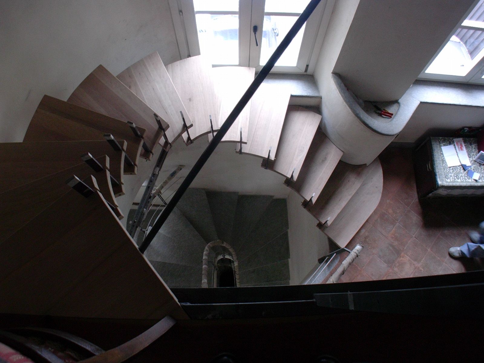 Una vista aerea di una scala a chiocciola in una casa