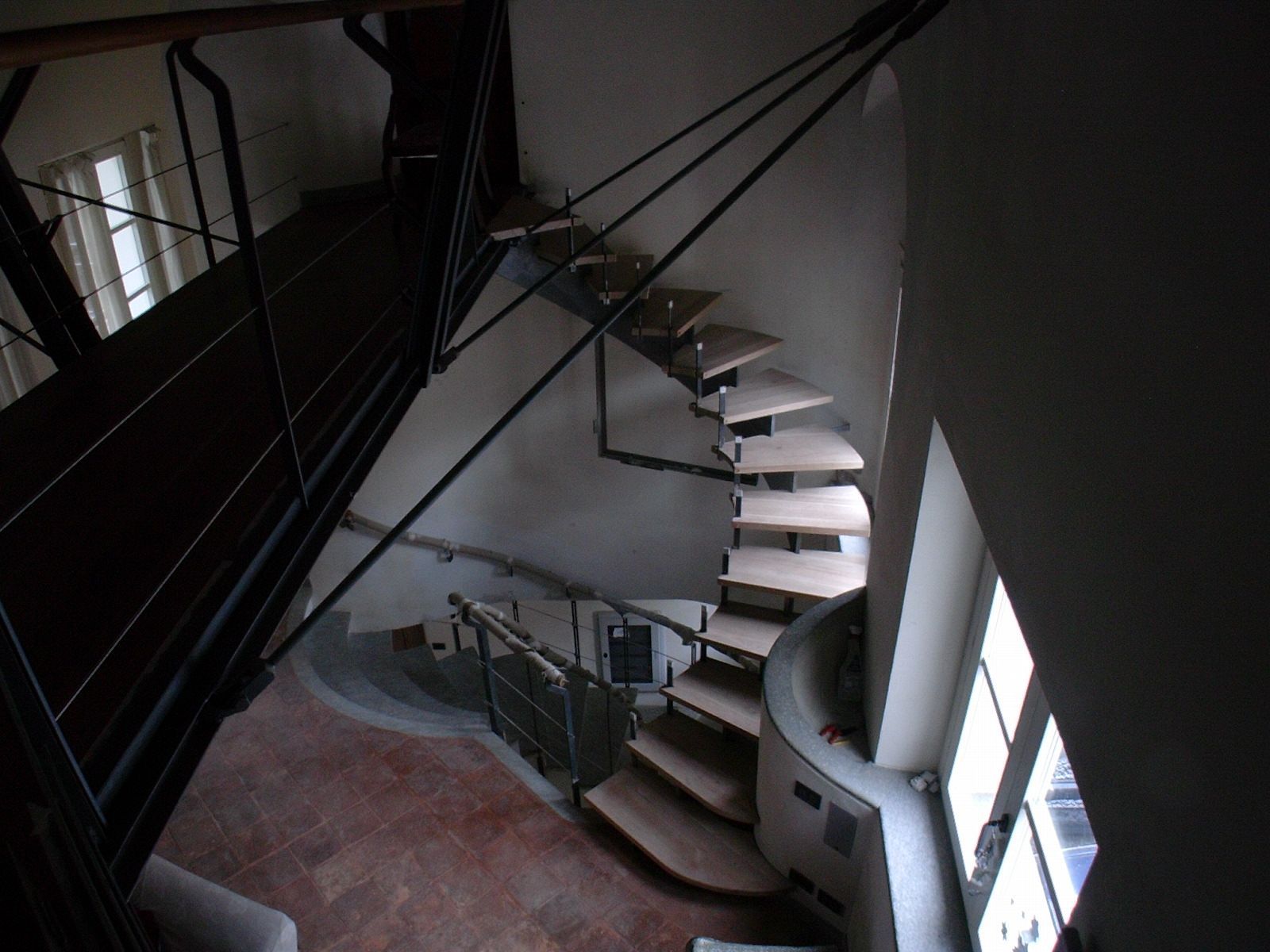 Una scala a chiocciola che porta al secondo piano di un edificio