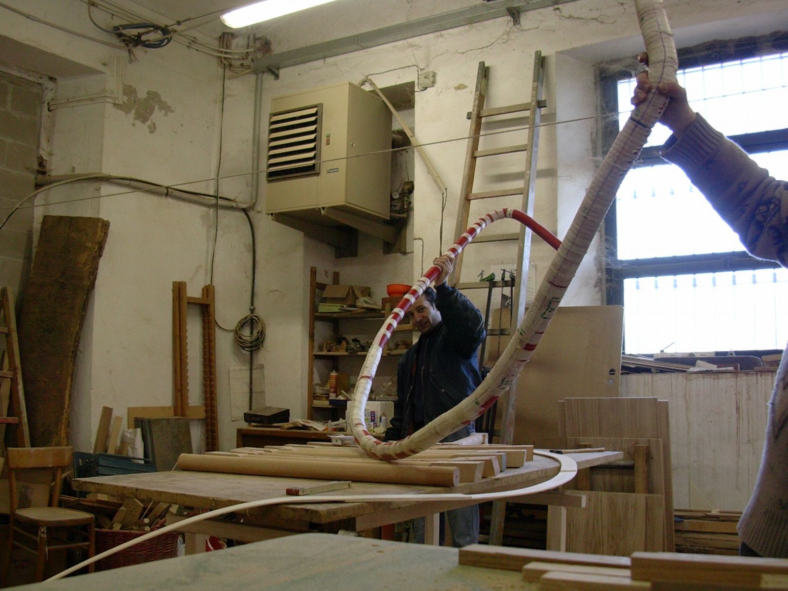 Un uomo sta lavorando su un pezzo di legno in un'officina