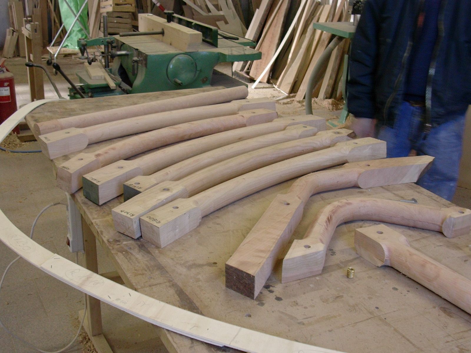 Un mucchio di pezzi di legno sono appoggiati su un tavolo