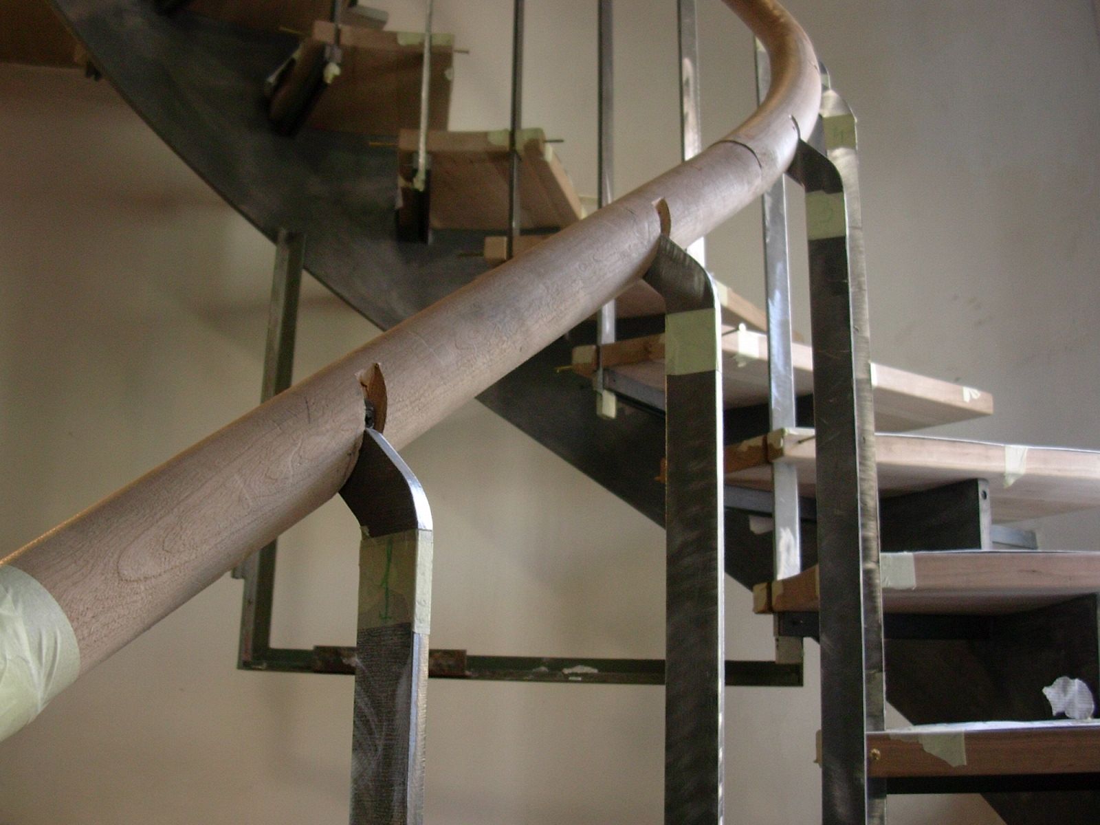 Una scala con ringhiera in metallo e gradini in legno