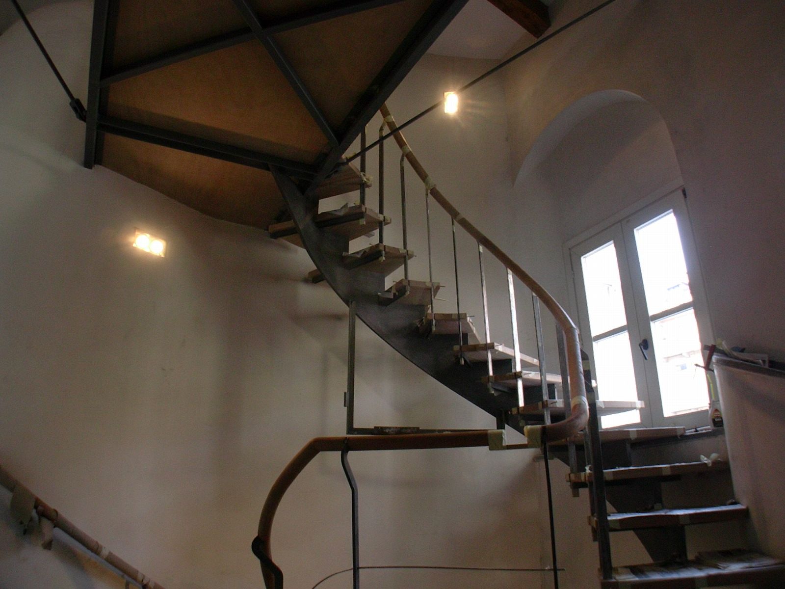 Una scala a chiocciola in un edificio con una finestra