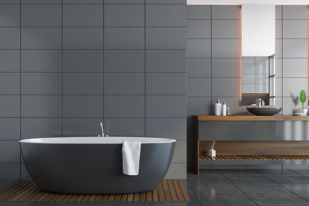 Une salle de bain avec baignoire, lavabo et miroir.