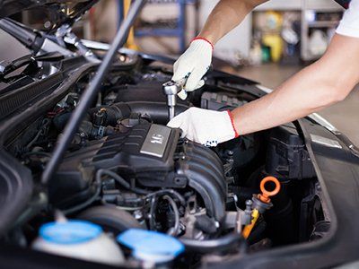 meccanico in officina durante una riparazione