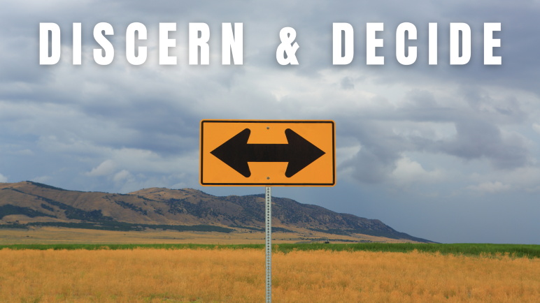 Sign in a veld with Discern and Decide as heading.