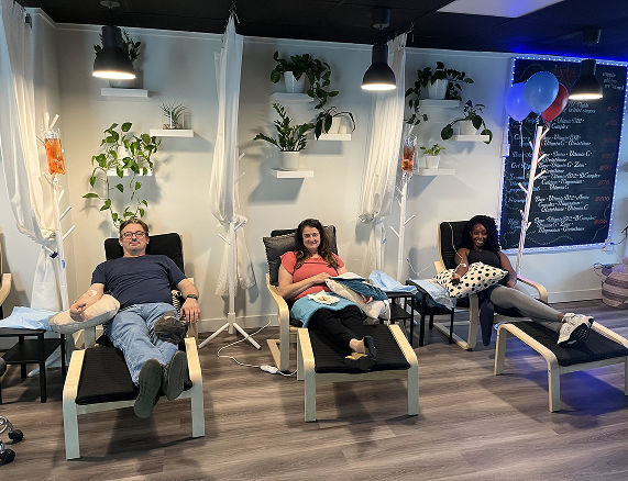 A group of people are sitting in chairs in a room.