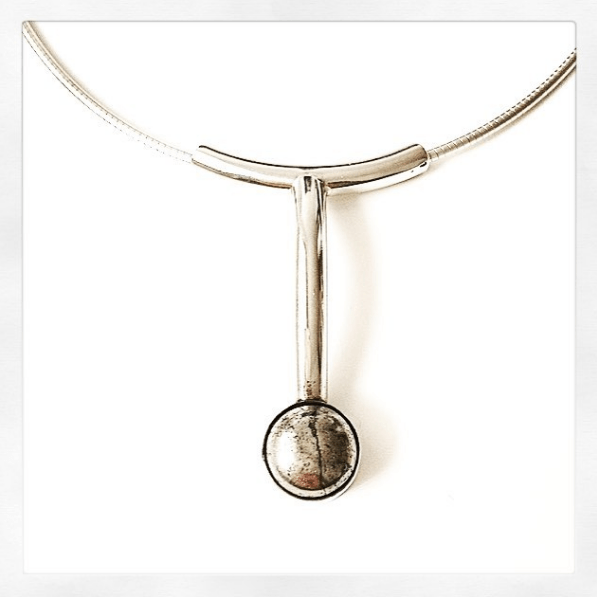 Zilveren ketting met pyriet edelsteen.