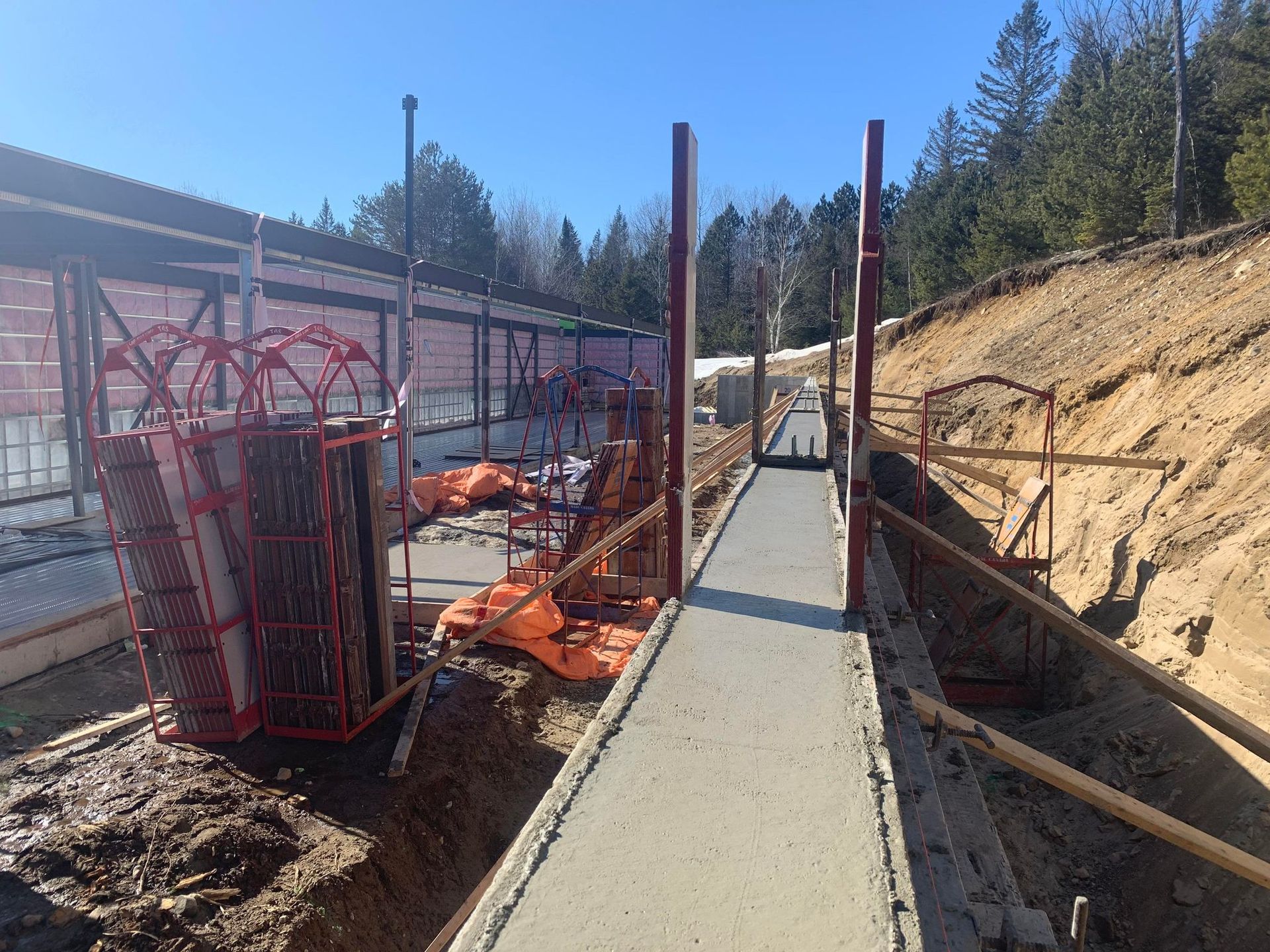 Un chantier de construction avec une passerelle en béton en cours de construction.