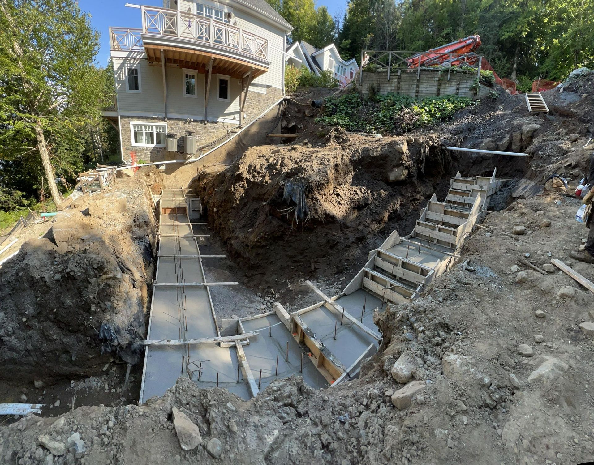 Une maison est construite sur une colline et des escaliers sont construits dans la terre.