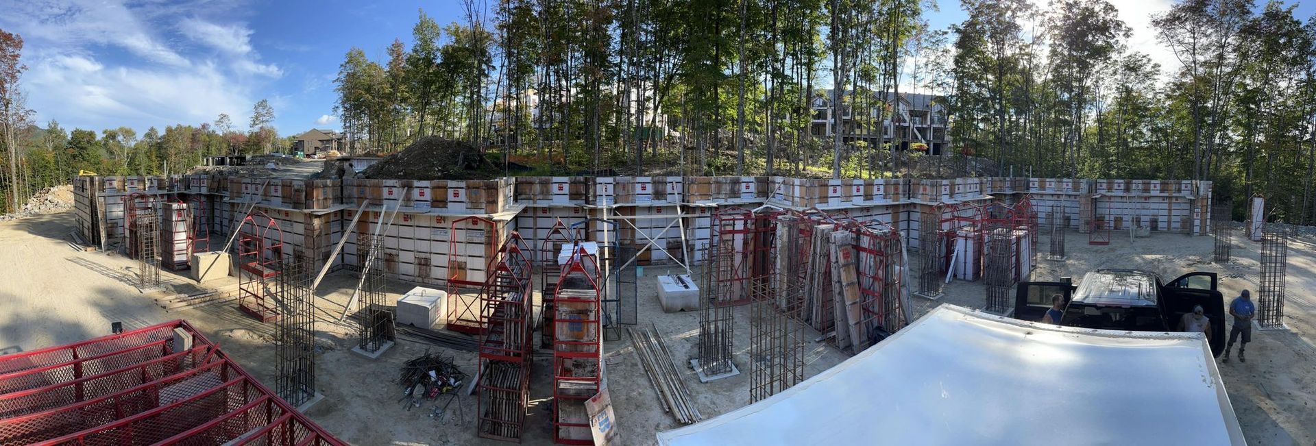 Un grand groupe de personnes se tient devant un immeuble.