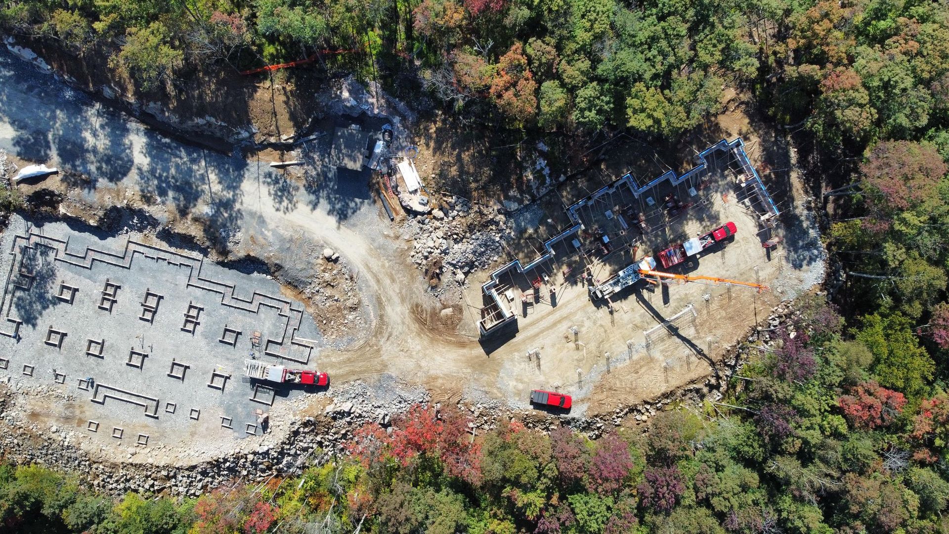 Une vue aérienne d’un tas de déchets au milieu d’une forêt.