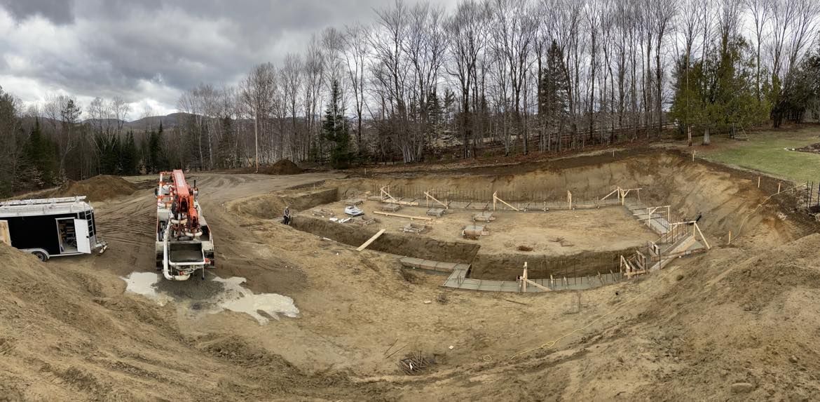 Un grand plan d’eau est en construction au milieu d’une forêt.