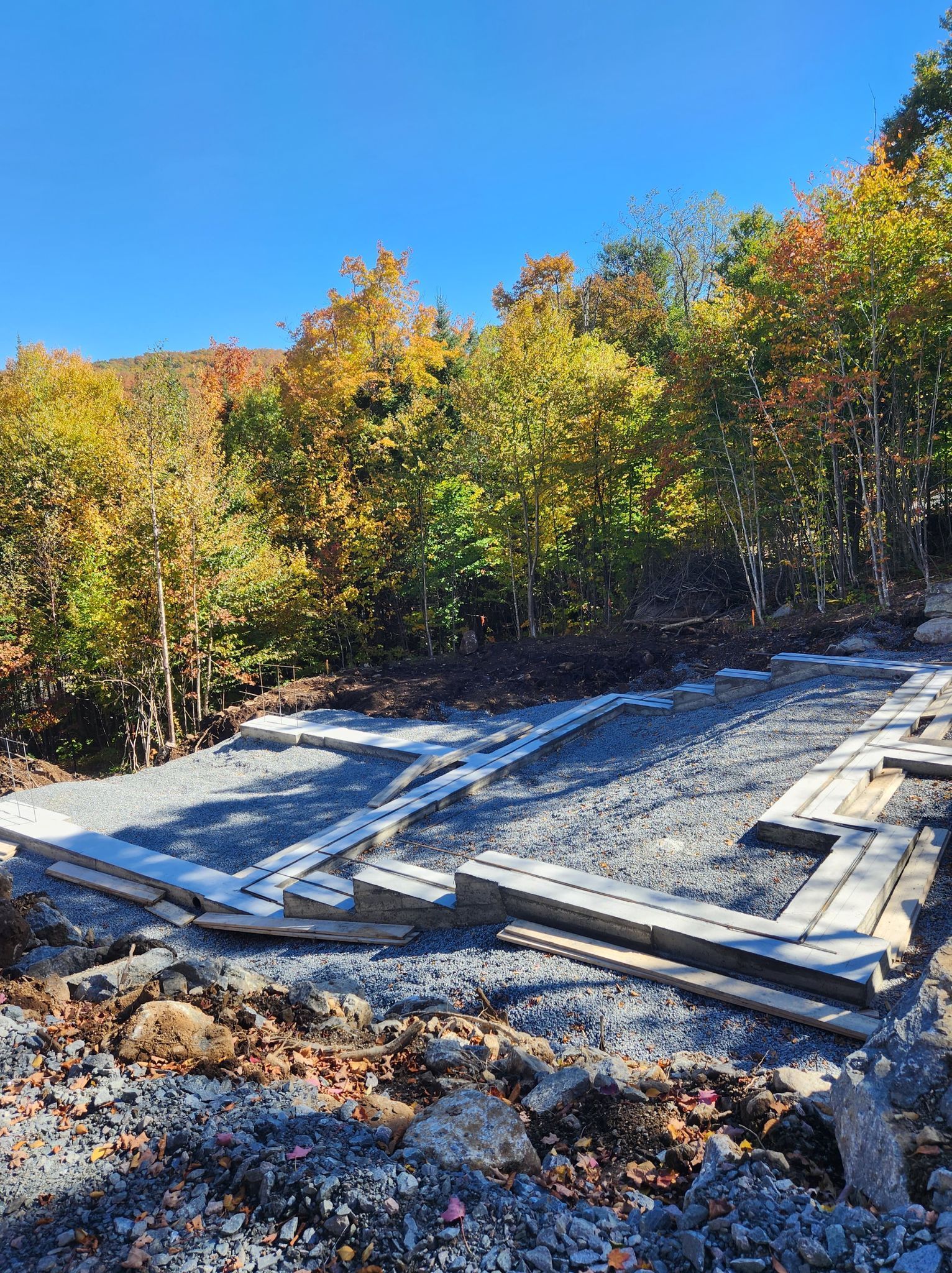 Un chantier de construction au milieu d'une forêt par une journée ensoleillée.