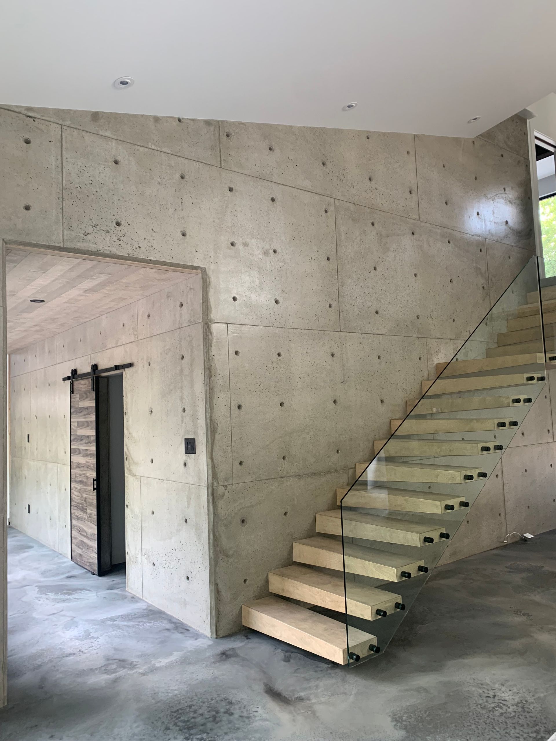 Un escalier dans une pièce avec un mur en béton