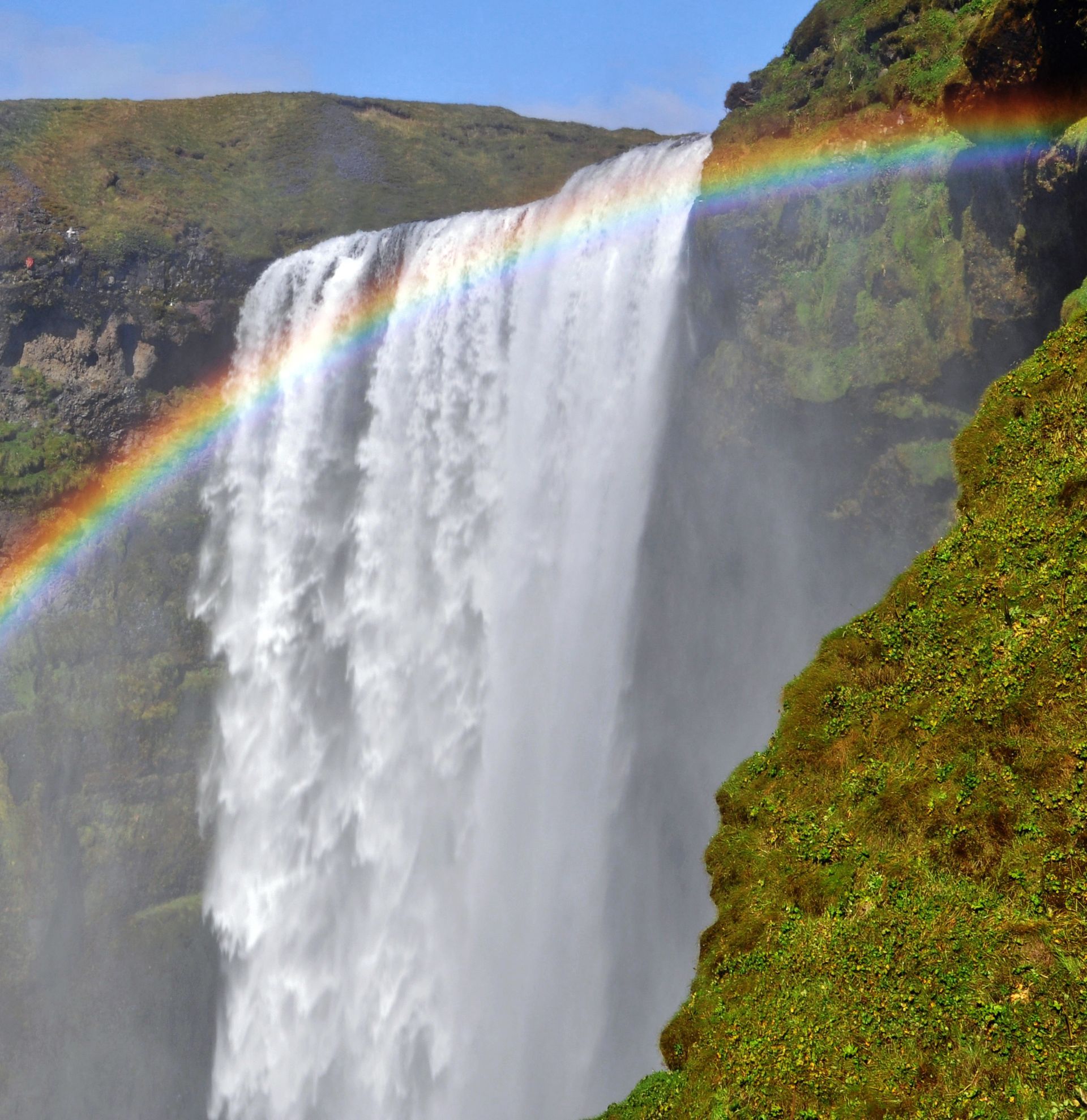 Cascata con arcobaleno, forza della natura e della necessità di integrare etica e potenza dell'IA