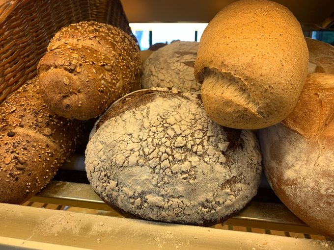Assortimento di pagnotte rustiche