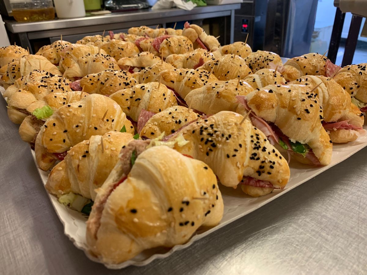 Un vassoio di mini croissant assortiti, 