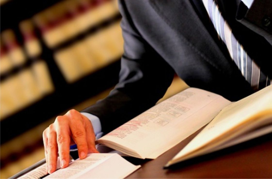 avvocato che consulta un libro