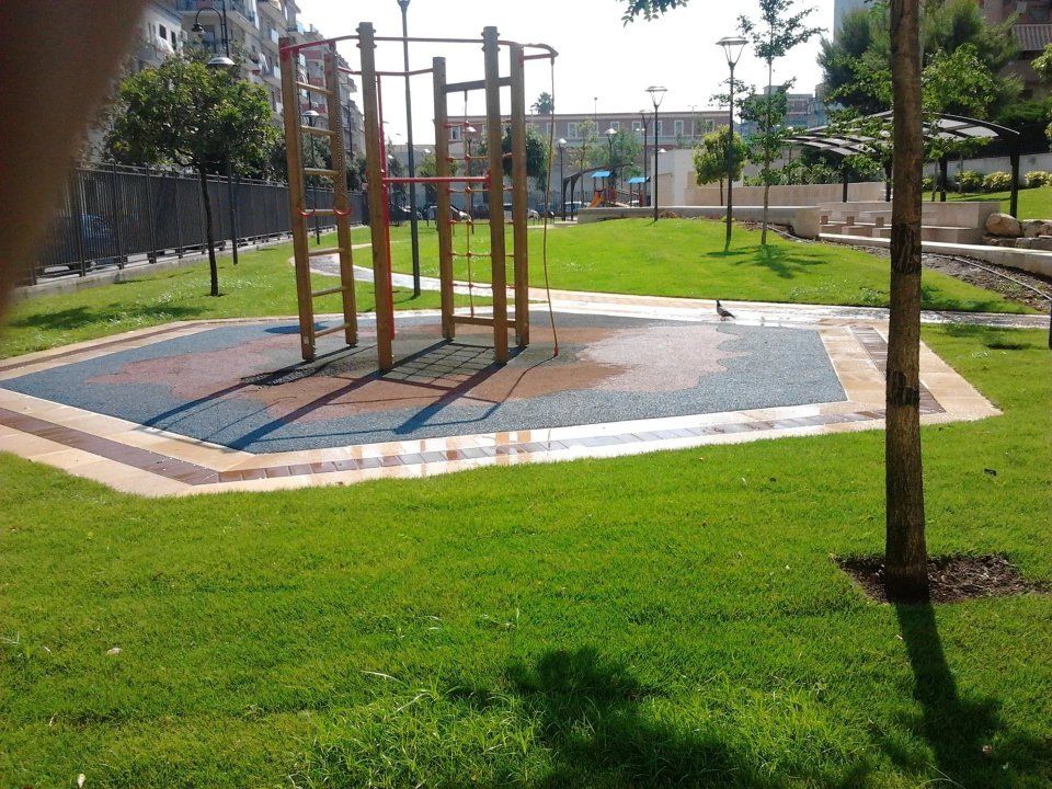 giardino pubblico con arredo urbano