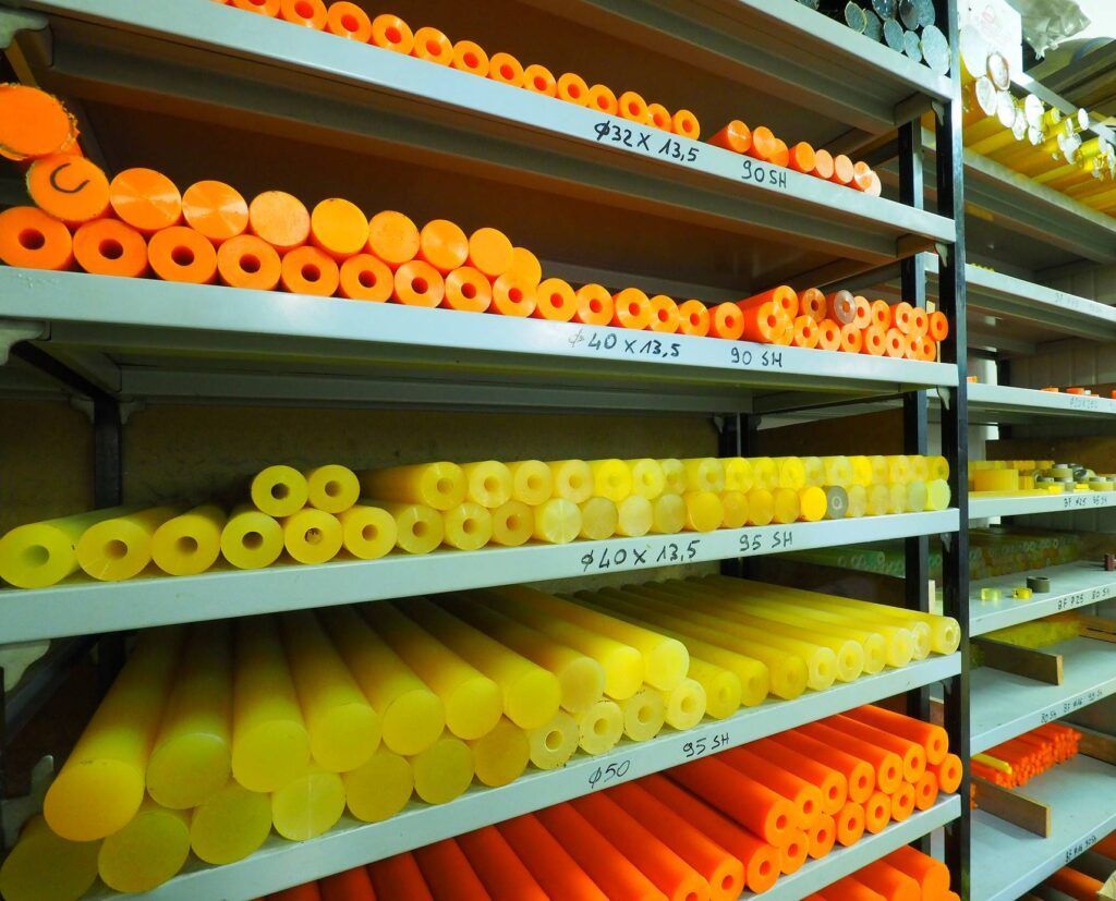 Un mucchio di scaffali pieni di tubi gialli e arancioni