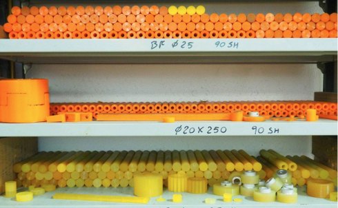 Uno scaffale pieno di tanti tubi di plastica gialli