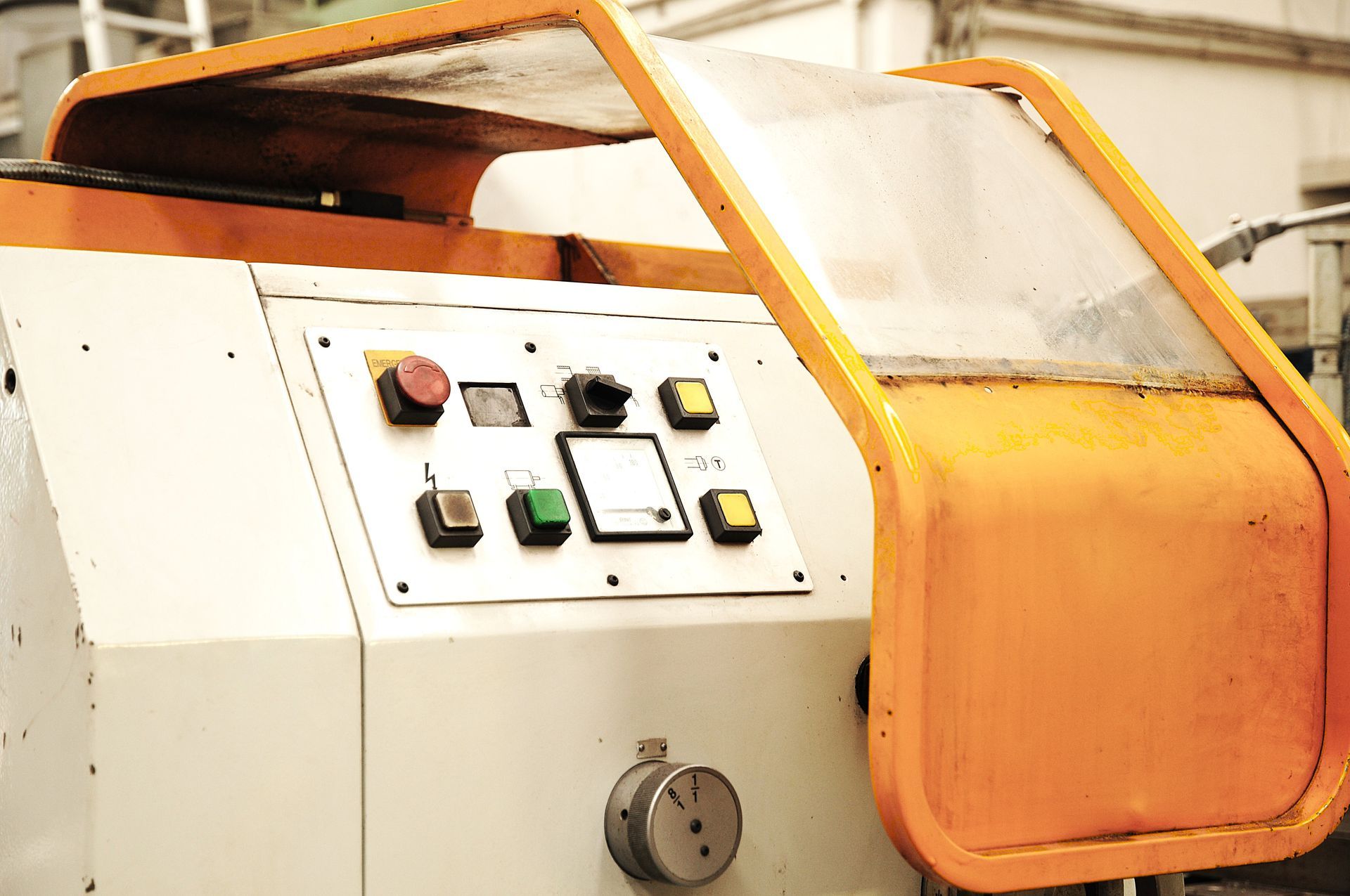 Un primo piano di una macchina con dei pulsanti