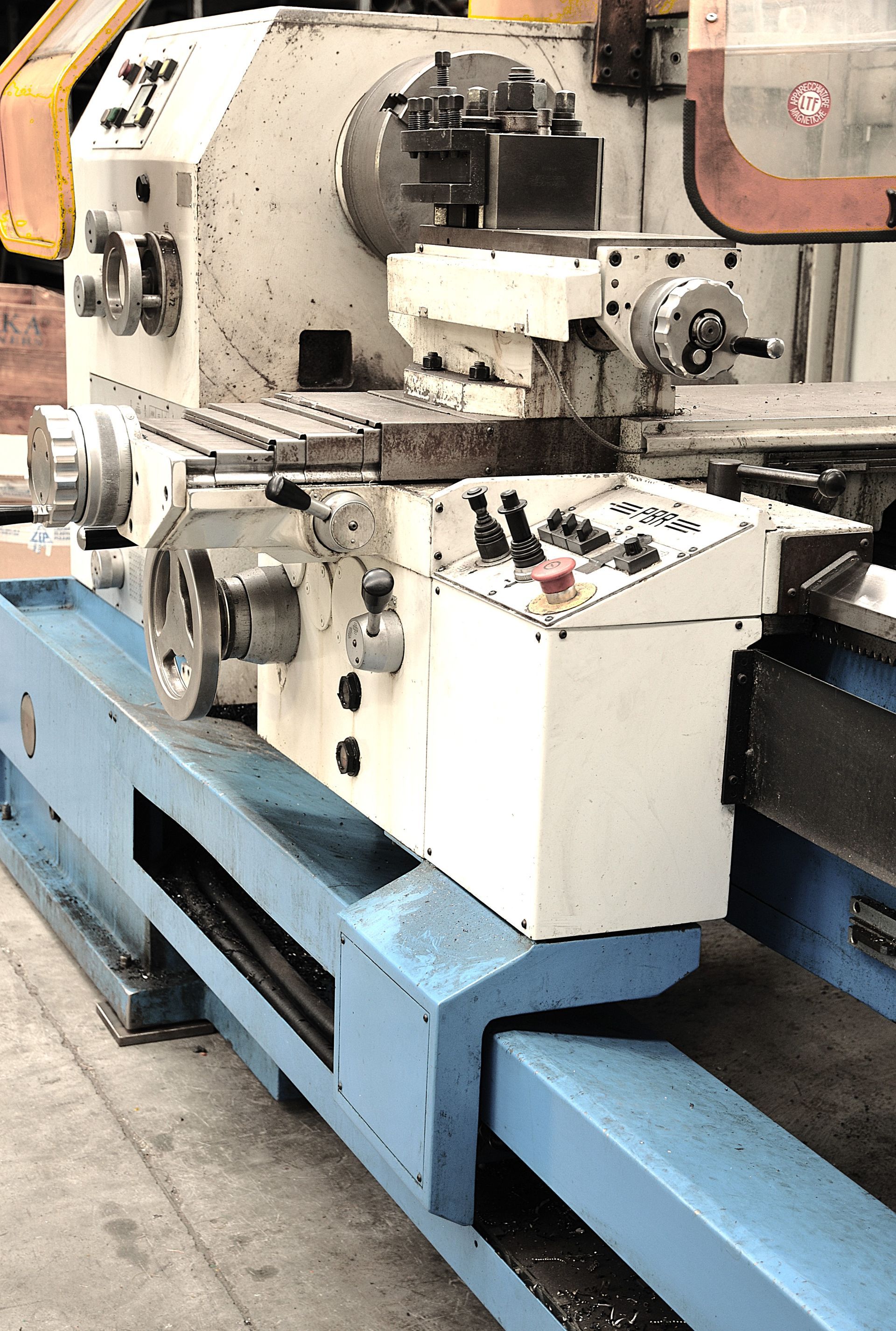 Un tornio è appoggiato su un tavolo blu in una fabbrica.