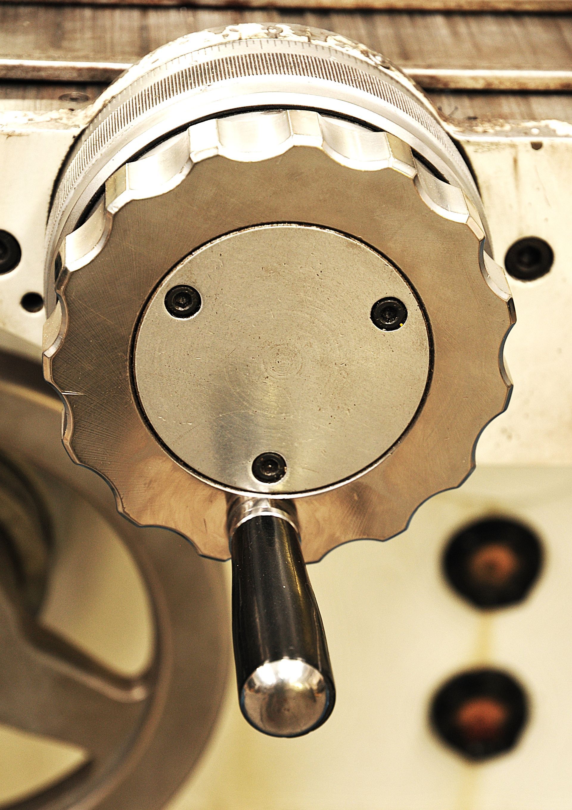 Un primo piano di una manopola di metallo su una macchina