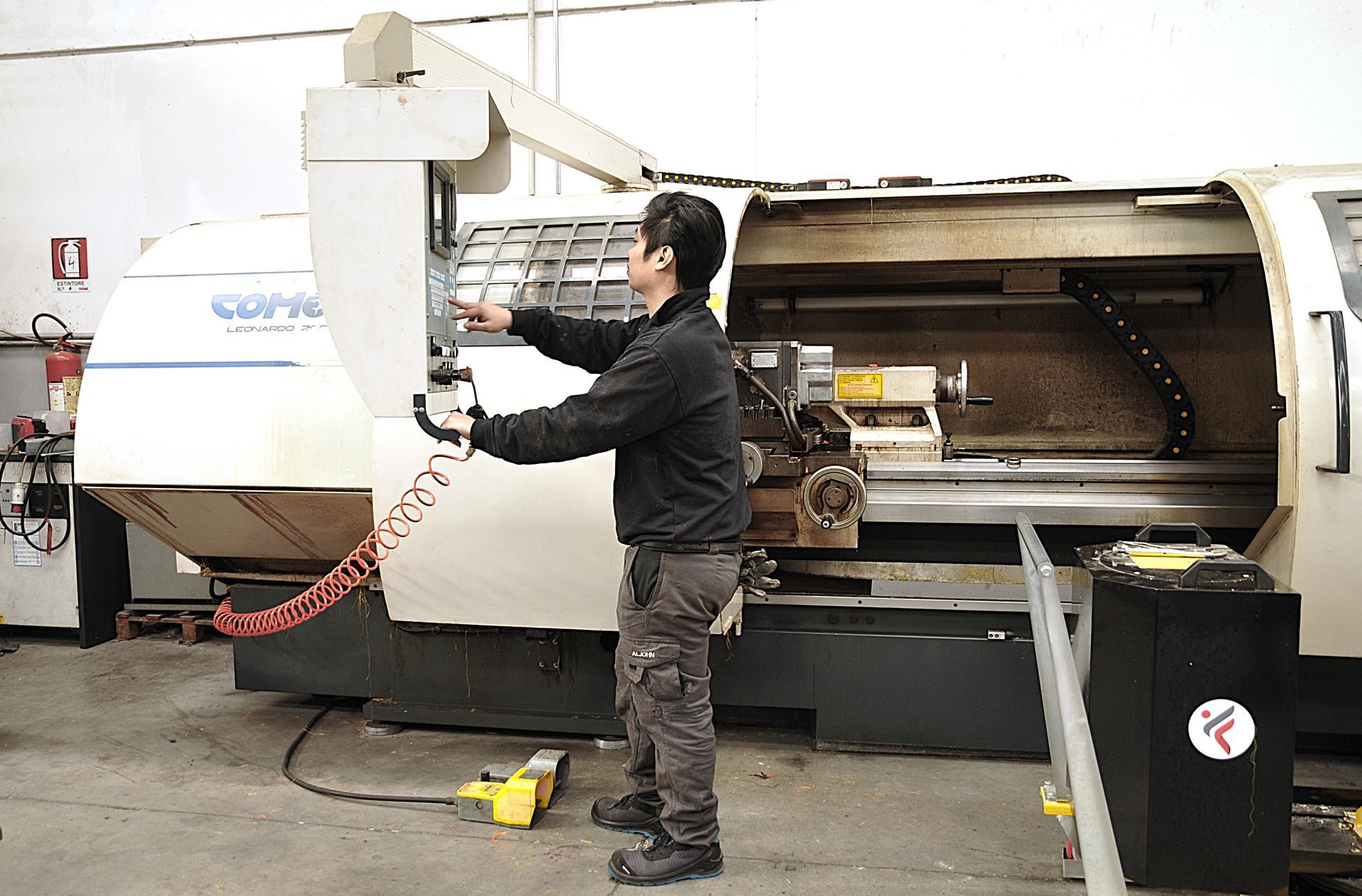 Un uomo sta lavorando a una macchina in una fabbrica.