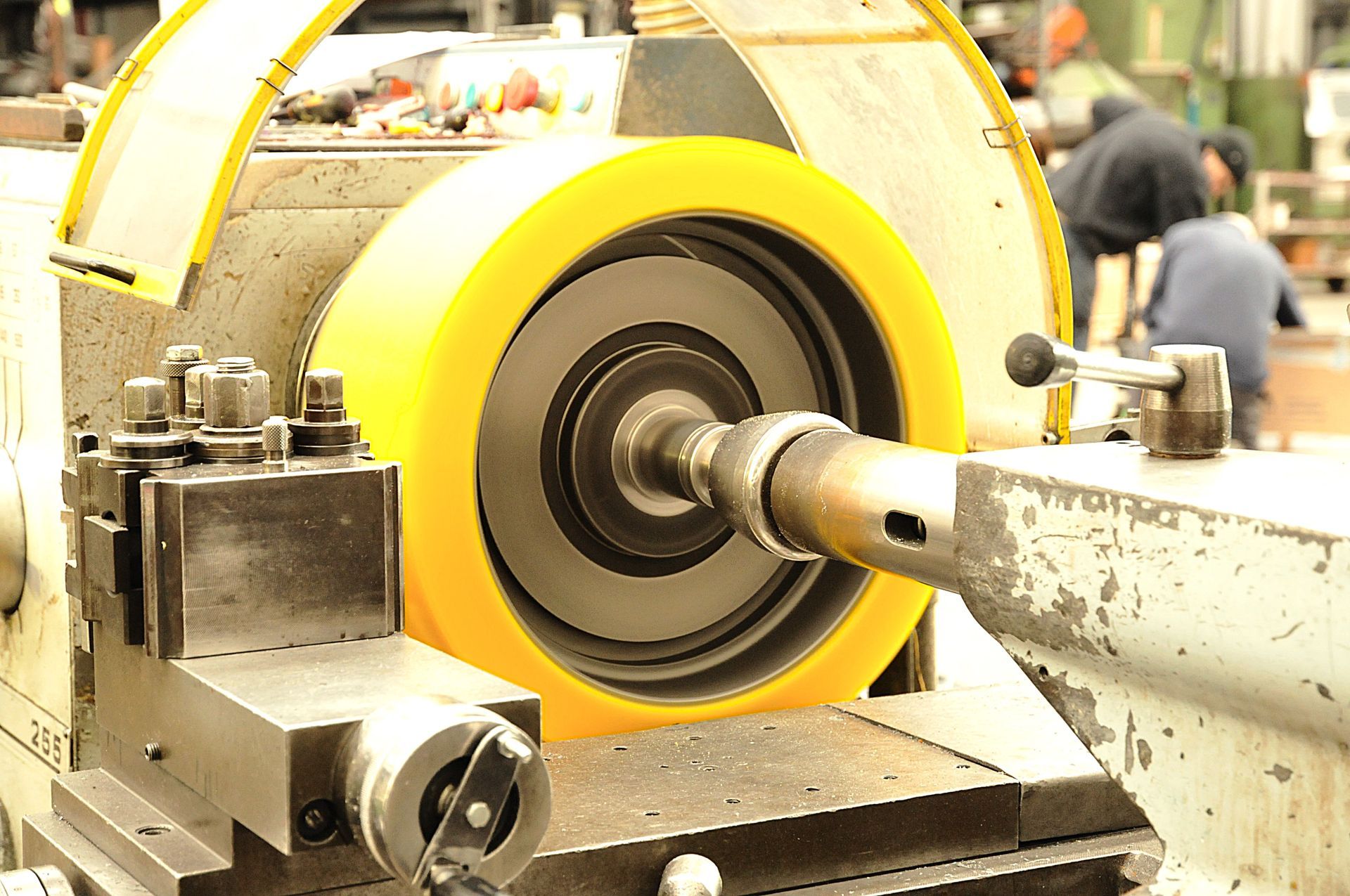 Una ruota gialla è su una macchina in una fabbrica