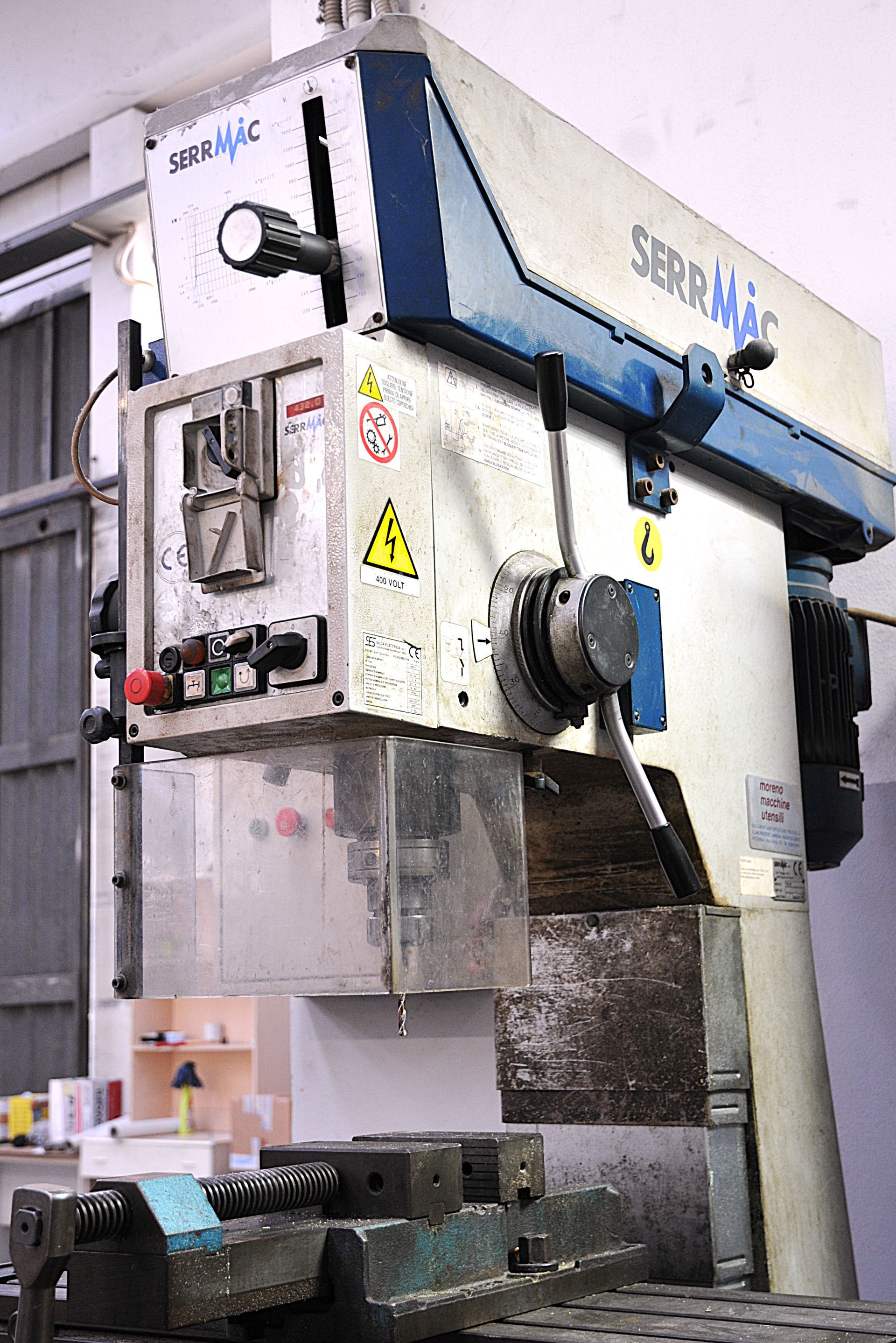 In una stanza c'è una macchina con la parola serra sopra.