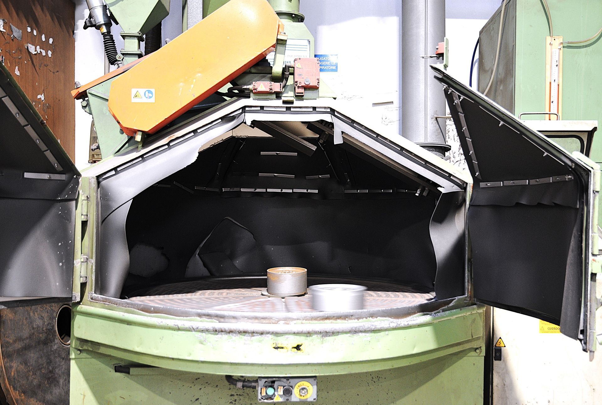 Una macchina con la porta aperta e un cartello di avvertimento su di essa