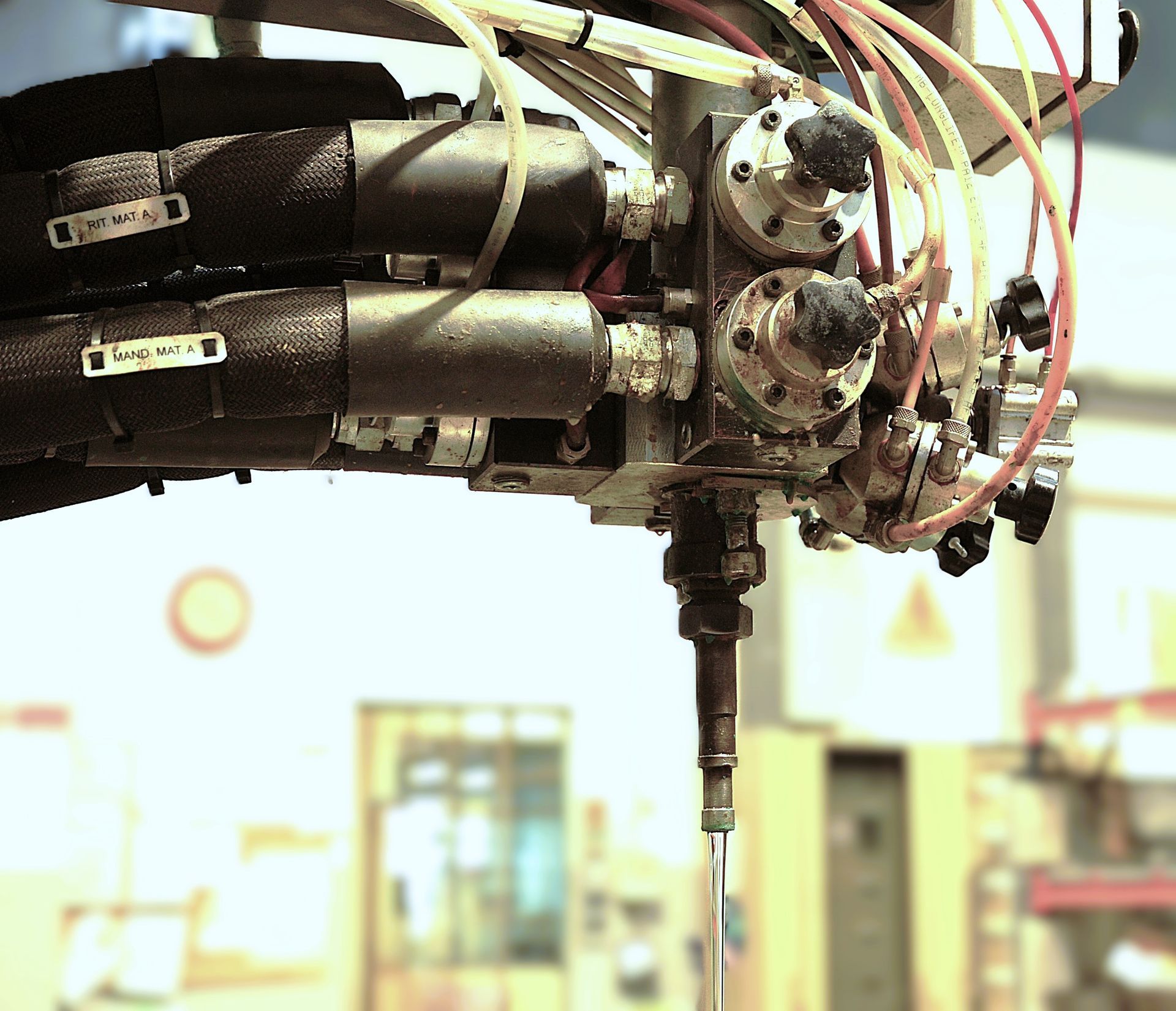 Un primo piano di una macchina con un cartello di avvertimento sullo sfondo