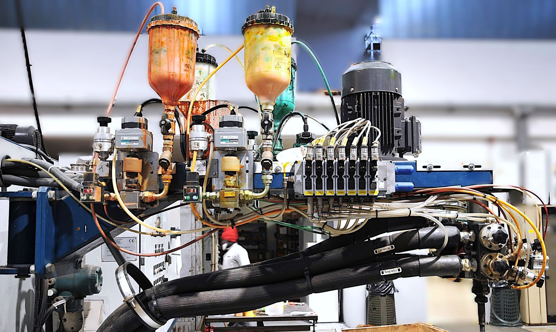 In una fabbrica c'è una macchina da cui escono molti fili.