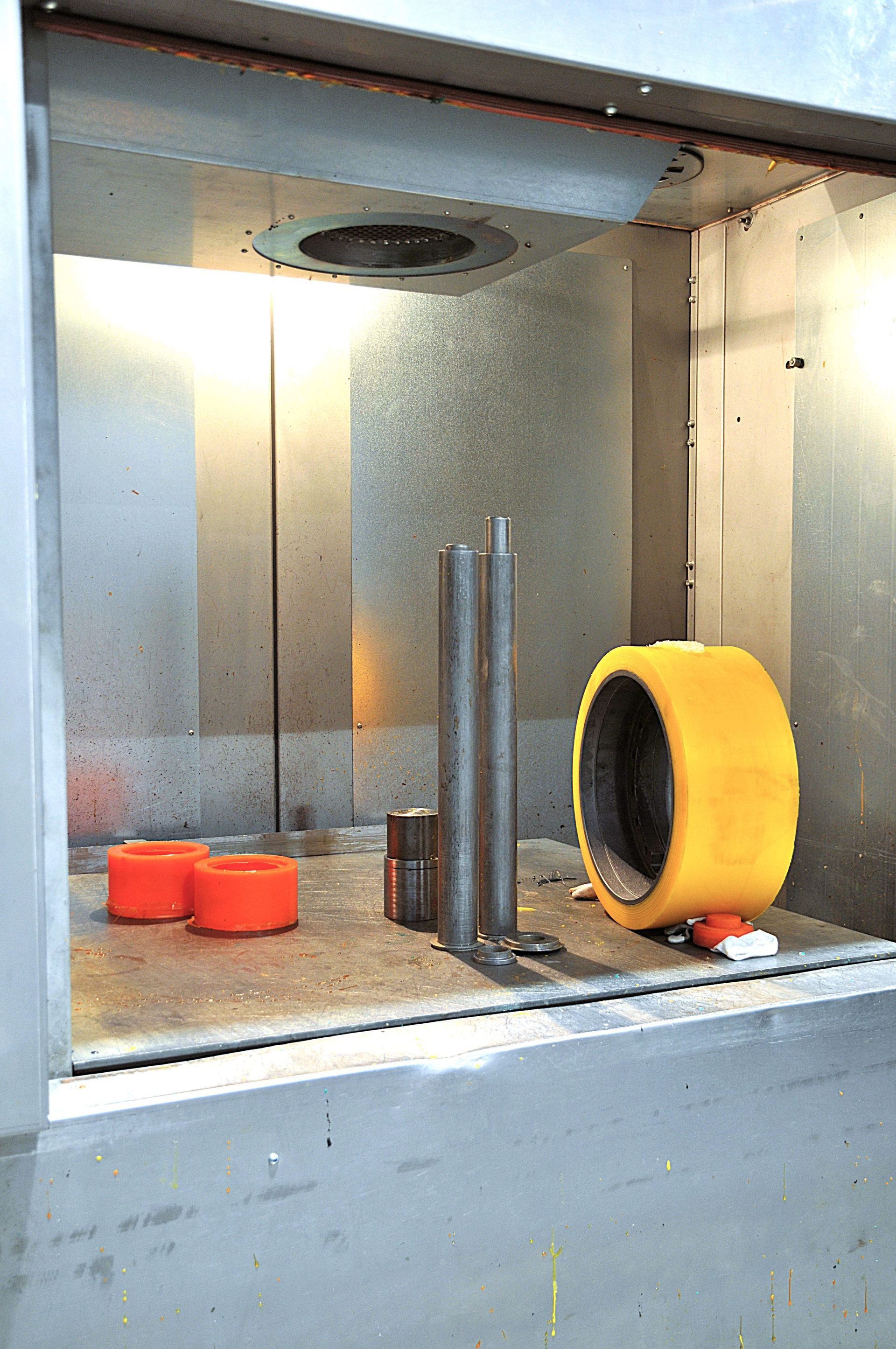 Un oggetto giallo è appoggiato su un tavolo davanti a una finestra.