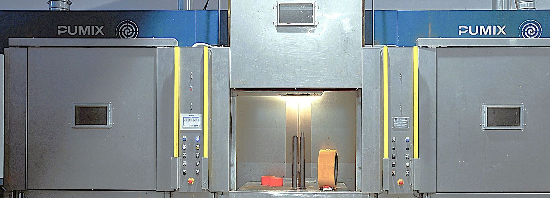 Una macchina che ha la scritta fumix sul lato