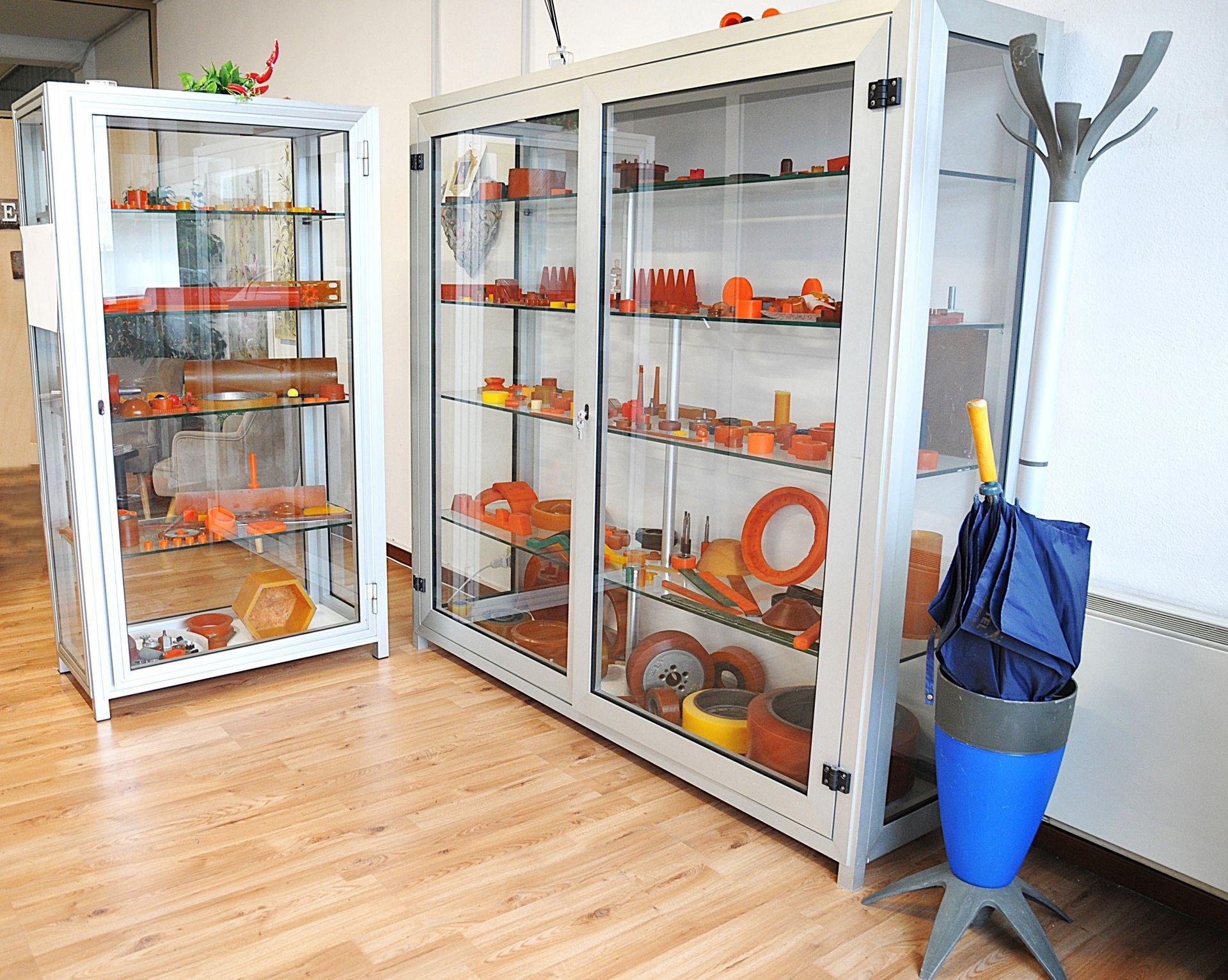 Una vetrina con un ombrello blu davanti