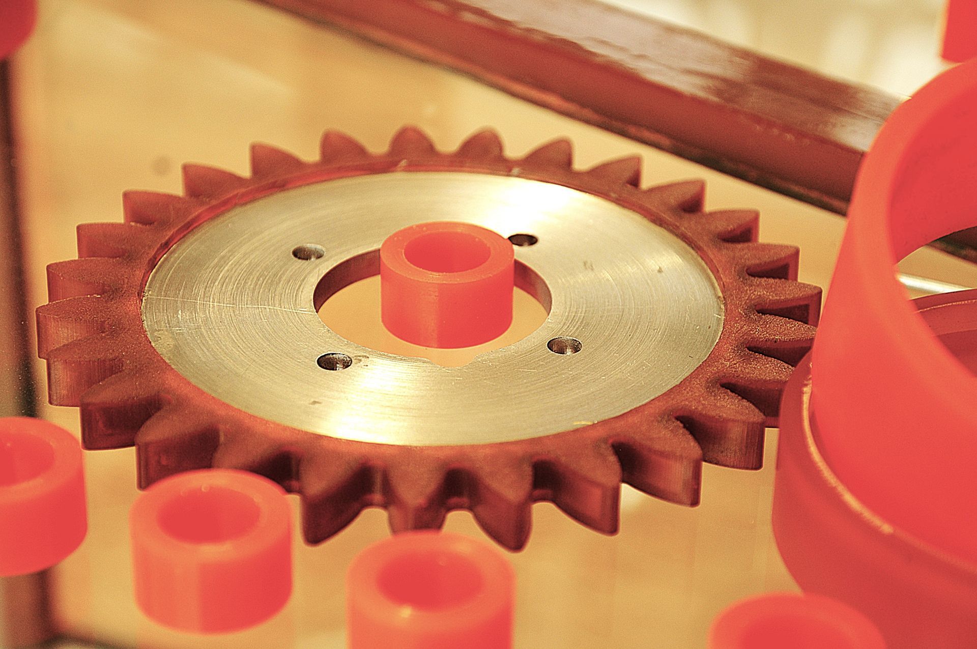 Un primo piano di un ingranaggio rosso su un tavolo