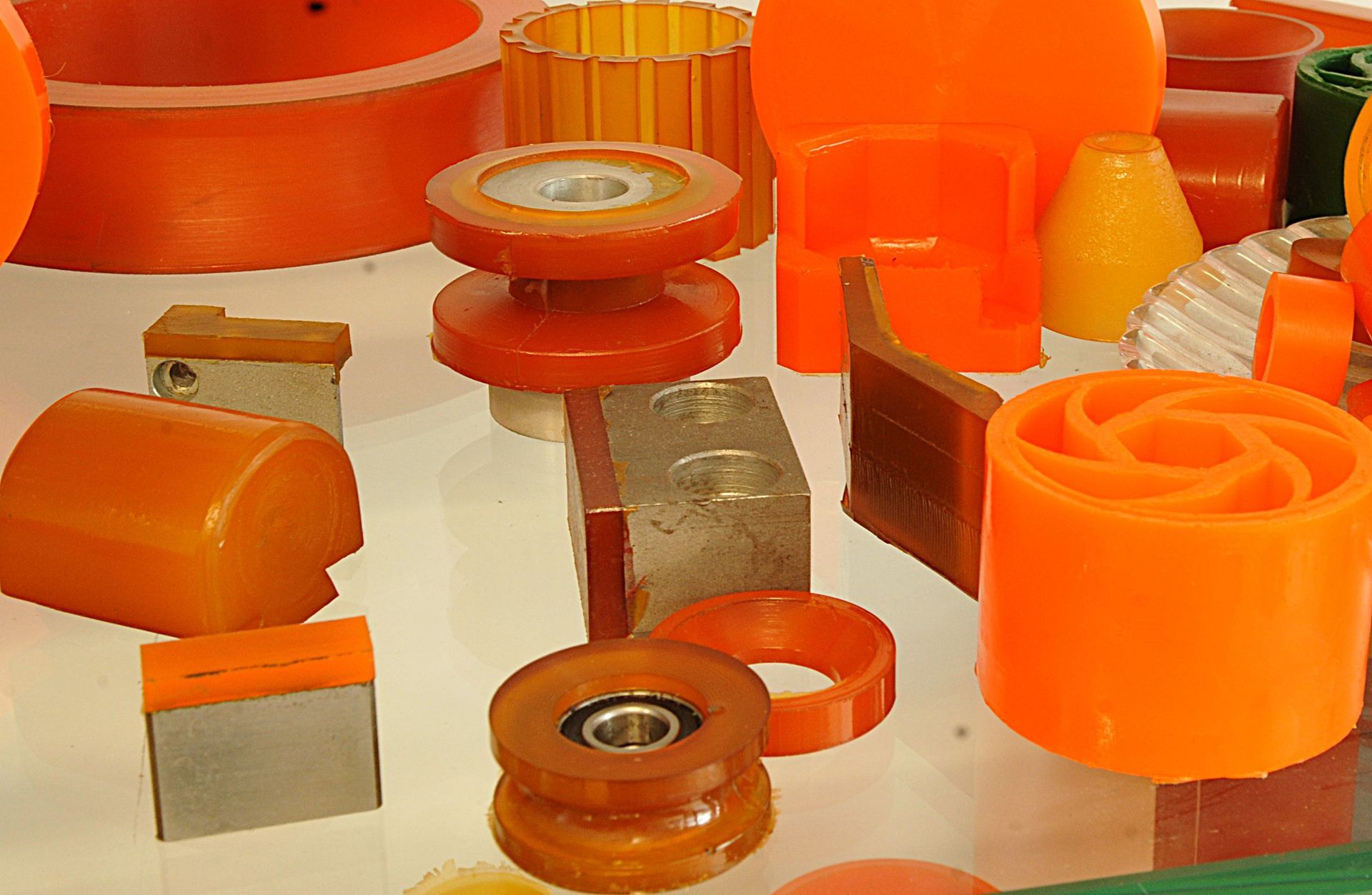 Un mucchio di pezzi di gomma arancione sono appoggiati su un tavolo