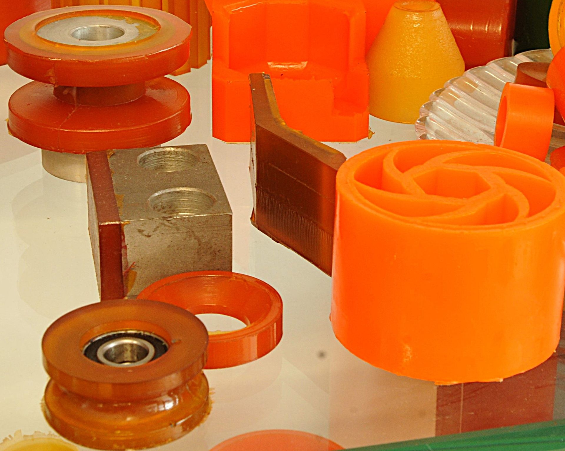 Un mucchio di oggetti di plastica arancione su un tavolo